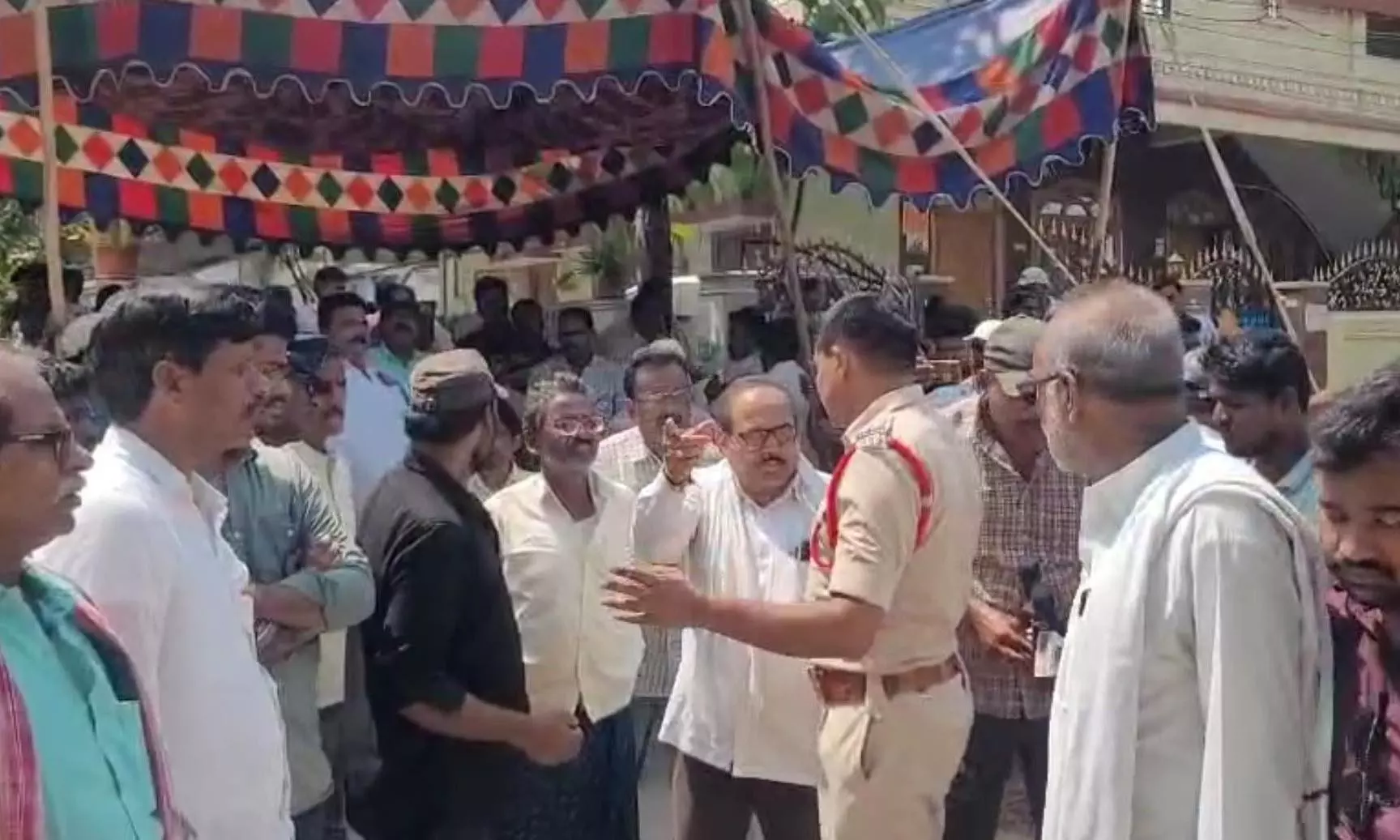 Farmers Stage Dharna Over Realtor Scam Farmers Stage Dharna Over Realtor Scam