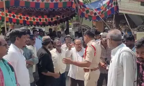Farmers Stage Dharna Over Realtor Scam Farmers Stage Dharna Over Realtor Scam