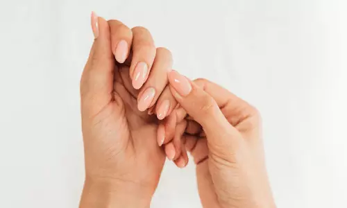 From Glam to Bare Nails: The Internet’s New Minimalist Beauty Obsession From Glam to Bare Nails: The Internet’s New Minimalist Beauty Obsession