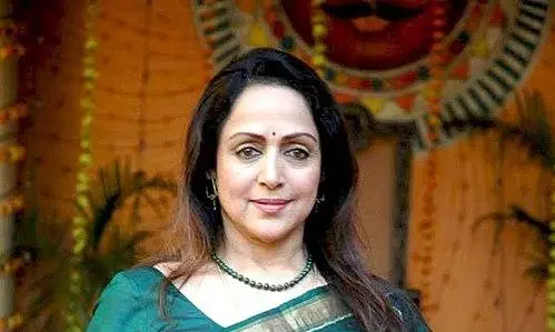 Hema Malini to Sing Live on Stage for the First Time