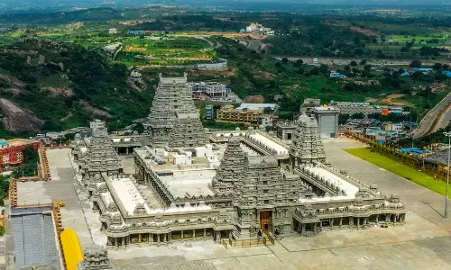 Devotees Wait 3 Hours For Darshan at Yadagirigutta Temple Devotees Wait 3 Hours For Darshan at Yadagirigutta Temple