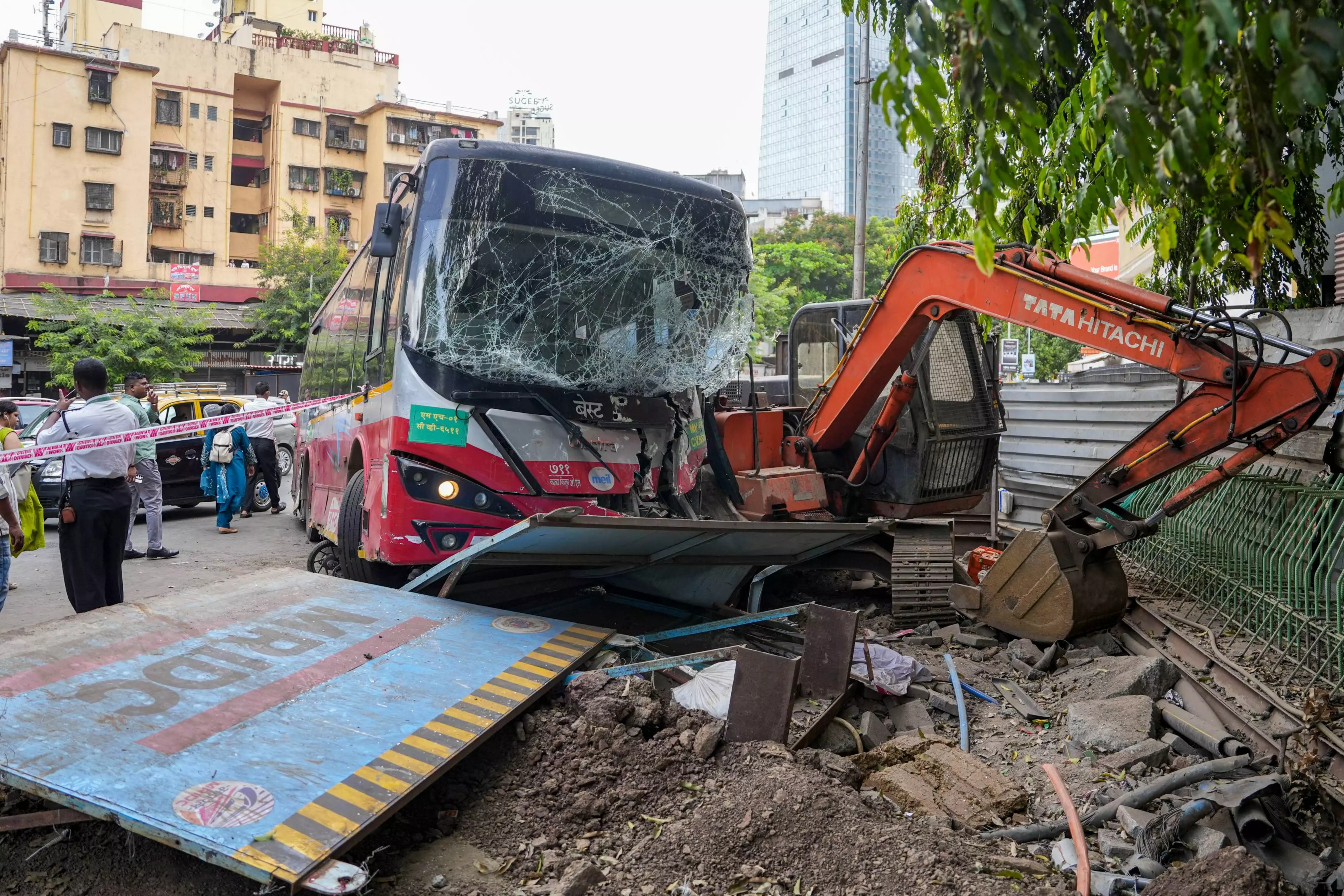 One Killed, Three Injured as BEST Bus Crashes Into Multiple Vehicles in Mumbai One Killed, Three Injured as BEST Bus Crashes Into Multiple Vehicles in Mumbai