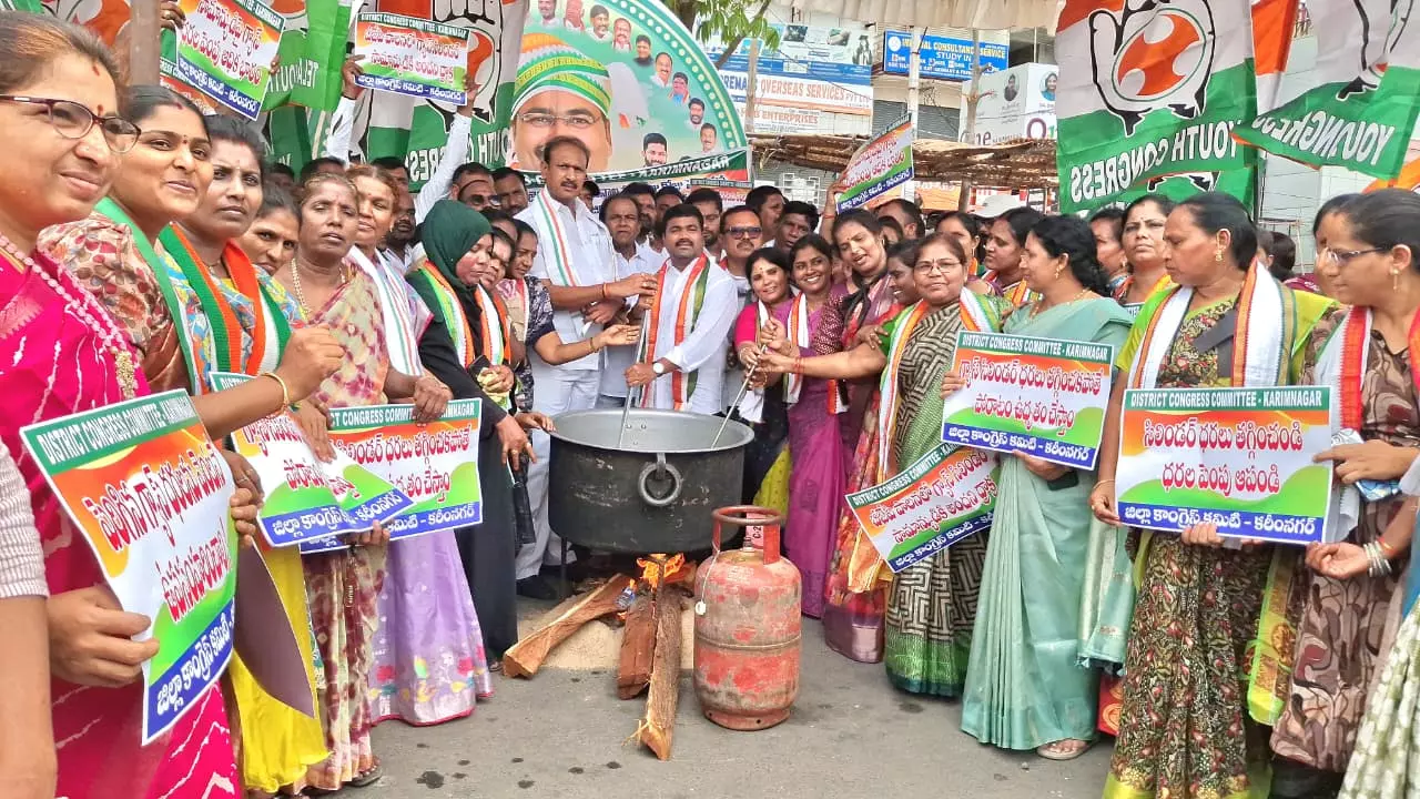 Congress protests LPG price hike with Vanta Varpu in Karimnagar Congress protests LPG price hike with Vanta Varpu in Karimnagar