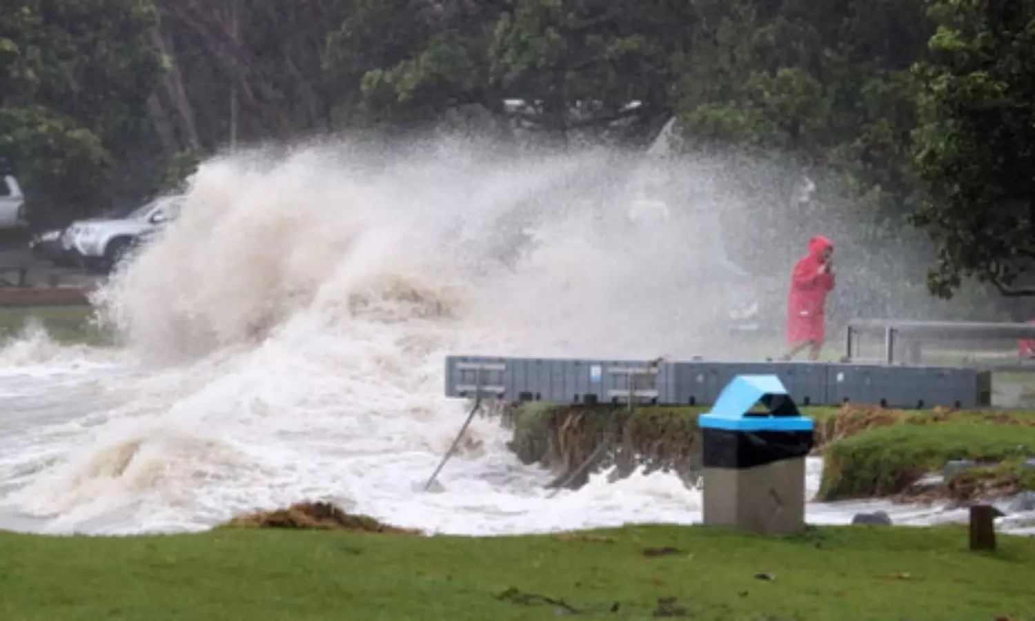 Hundreds Evacuated As Waves Batter New Zealand Capital Hundreds Evacuated As Waves Batter New Zealand Capital