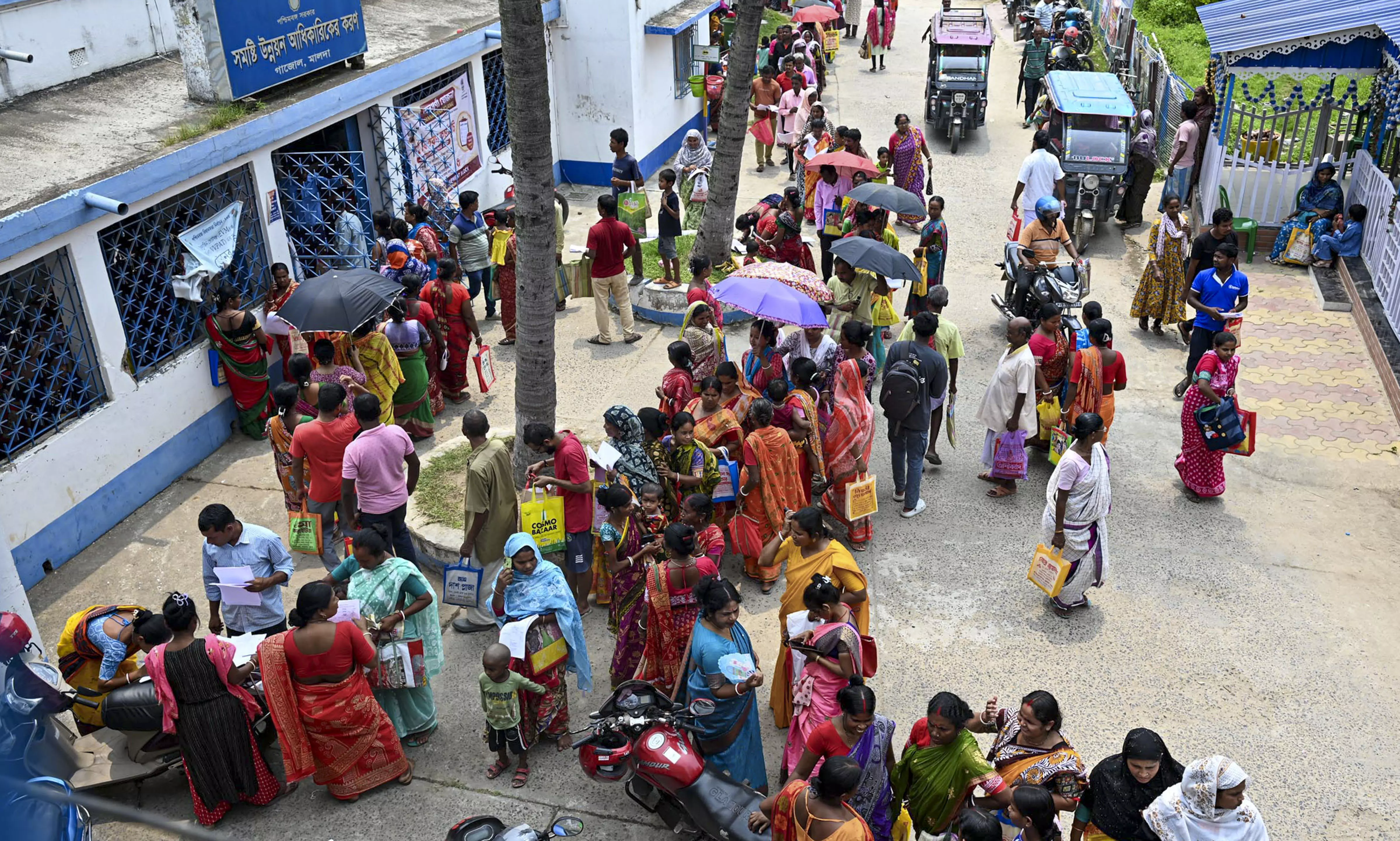 Bengal: Annapurna Bhandar Scheme Raises Women Beneficiaries’ Concerns Bengal: Annapurna Bhandar Scheme Raises Women Beneficiaries’ Concerns