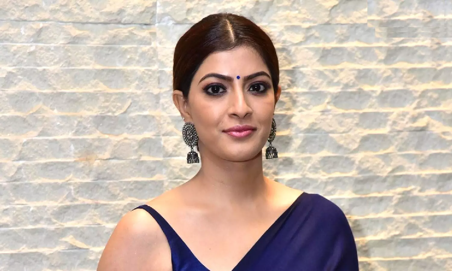 Varalaxmi Sarathkumar Faces Allegations of Non-Cooperation Varalaxmi Sarathkumar Faces Allegations of Non-Cooperation