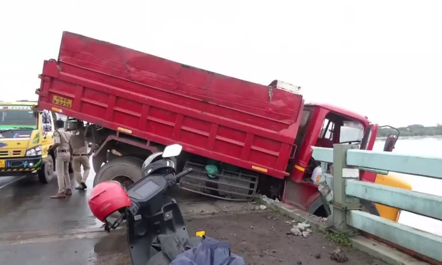 Lorry Rams Into Railing and Hangs off Bridge in Kerala, No Casualties Lorry Rams Into Railing and Hangs off Bridge in Kerala, No Casualties