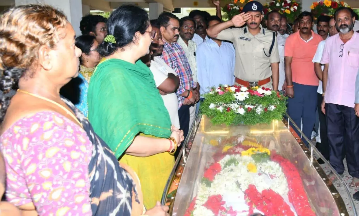 Nellore: Police Officials Pay Tribute To DSP Velamuri Sriram Nellore: Police Officials Pay Tribute To DSP Velamuri Sriram
