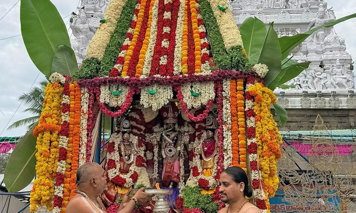 Thousands Participate In Sri Venugopala Swamy Rathotsavam At Karvetinagaram Thousands Participate In Sri Venugopala Swamy Rathotsavam At Karvetinagaram