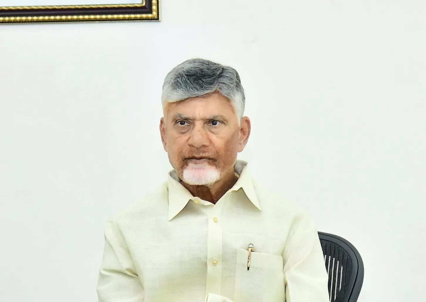 Andhra Pradesh Neta Natter | Naidu Takes To ‘Hiss-tory’ To Warn Friends Andhra Pradesh Neta Natter | Naidu Takes To ‘Hiss-tory’ To Warn Friends