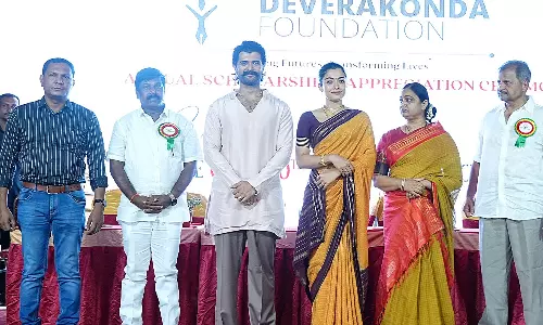 Rashmika’s Sweet Gesture Towards Vijay Deverakonda Goes Viral at Event Rashmika’s Sweet Gesture Towards Vijay Deverakonda Goes Viral at Event