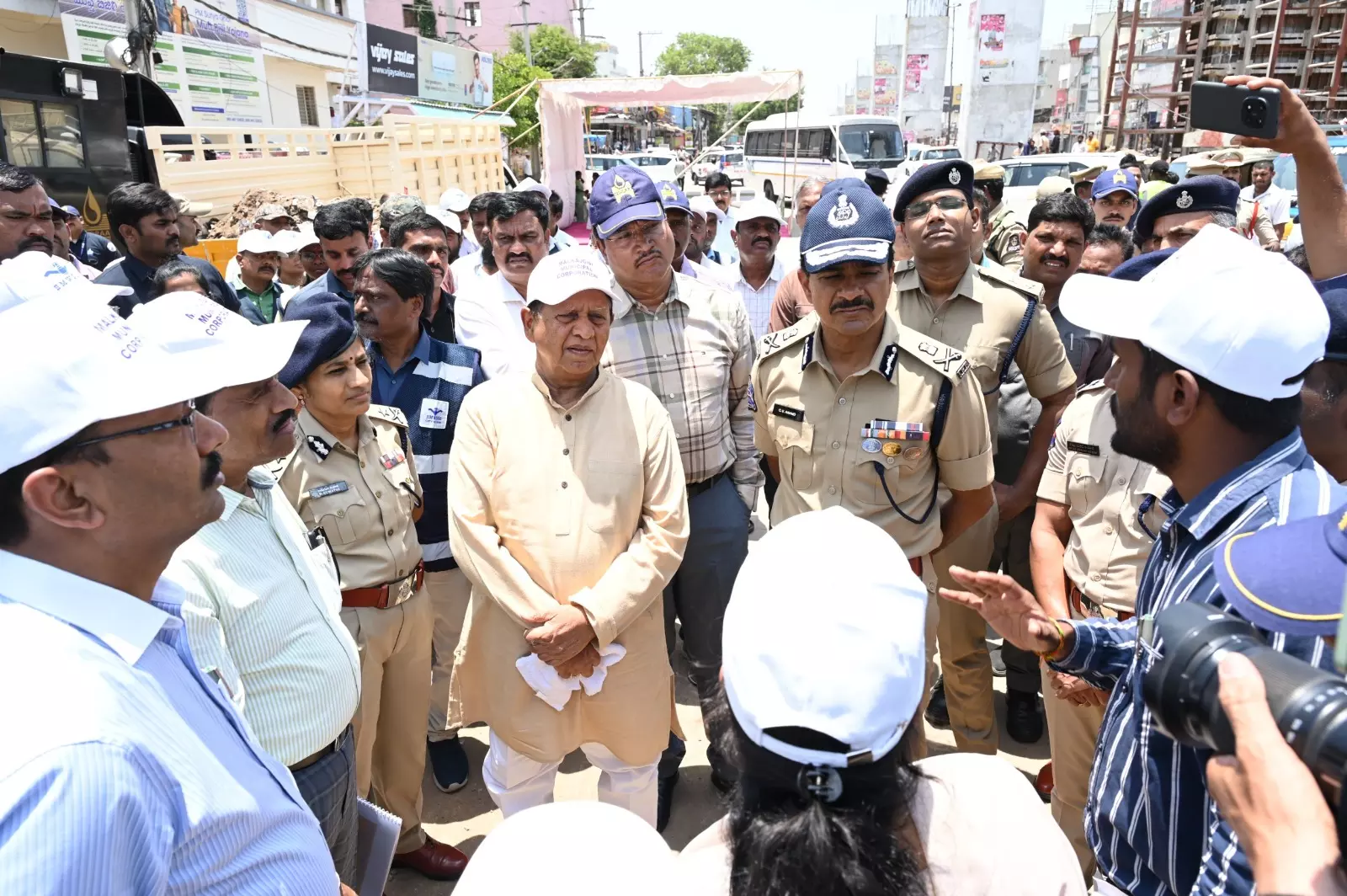 Hyderabad: Govt Adviser Takes Stock Of Waterlogging Areas Hyderabad: Govt Adviser Takes Stock Of Waterlogging Areas