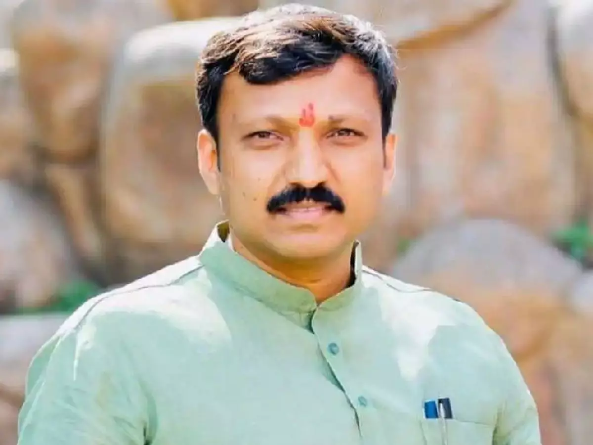 Sena (UBT) Workers Threaten To Smear Rebels With Cow Dung Sena (UBT) Workers Threaten To Smear Rebels With Cow Dung