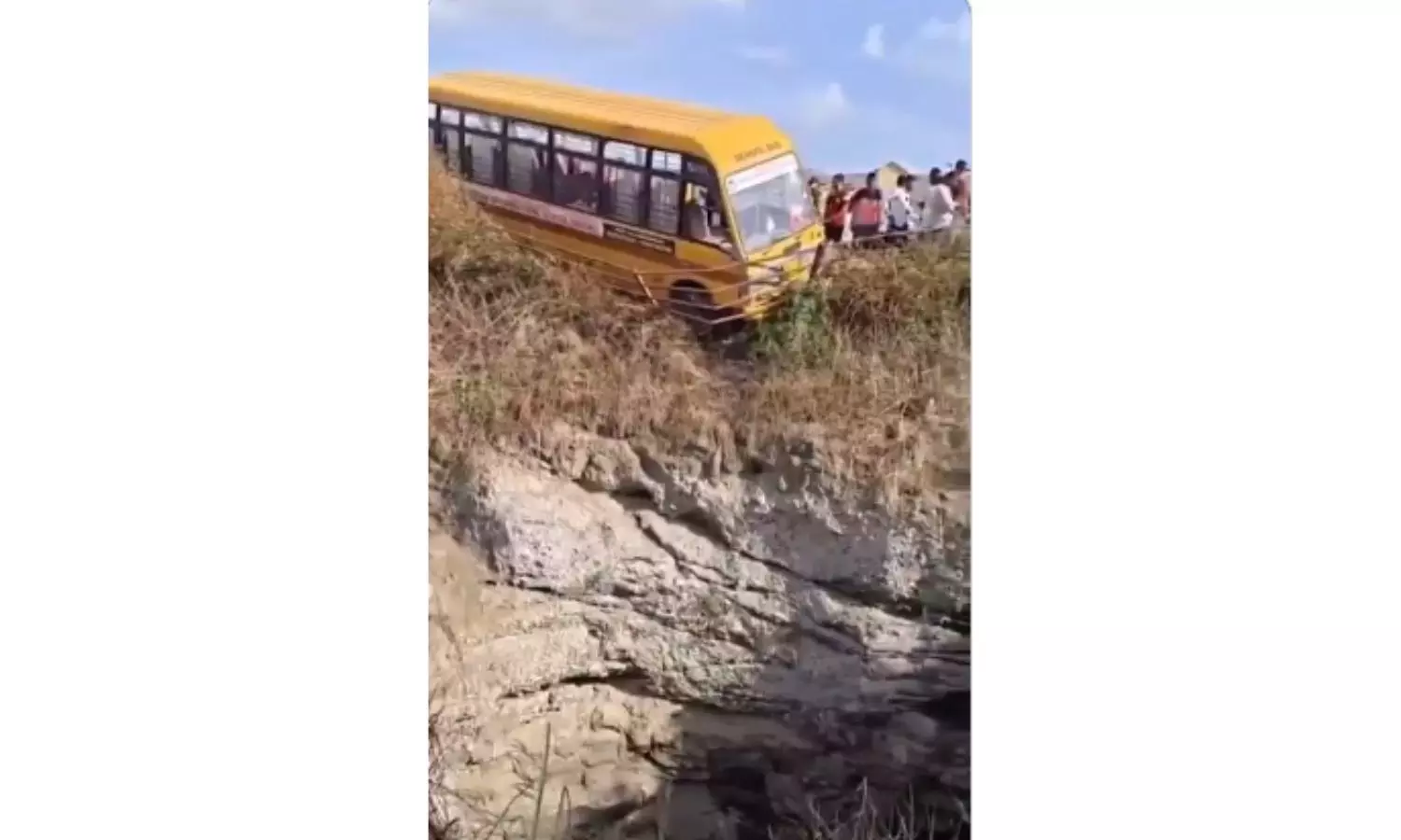 Pune: Narrow Escape For 40 Students As Drunk Driver Stops School Bus Near A Well Pune: Narrow Escape For 40 Students As Drunk Driver Stops School Bus Near A Well