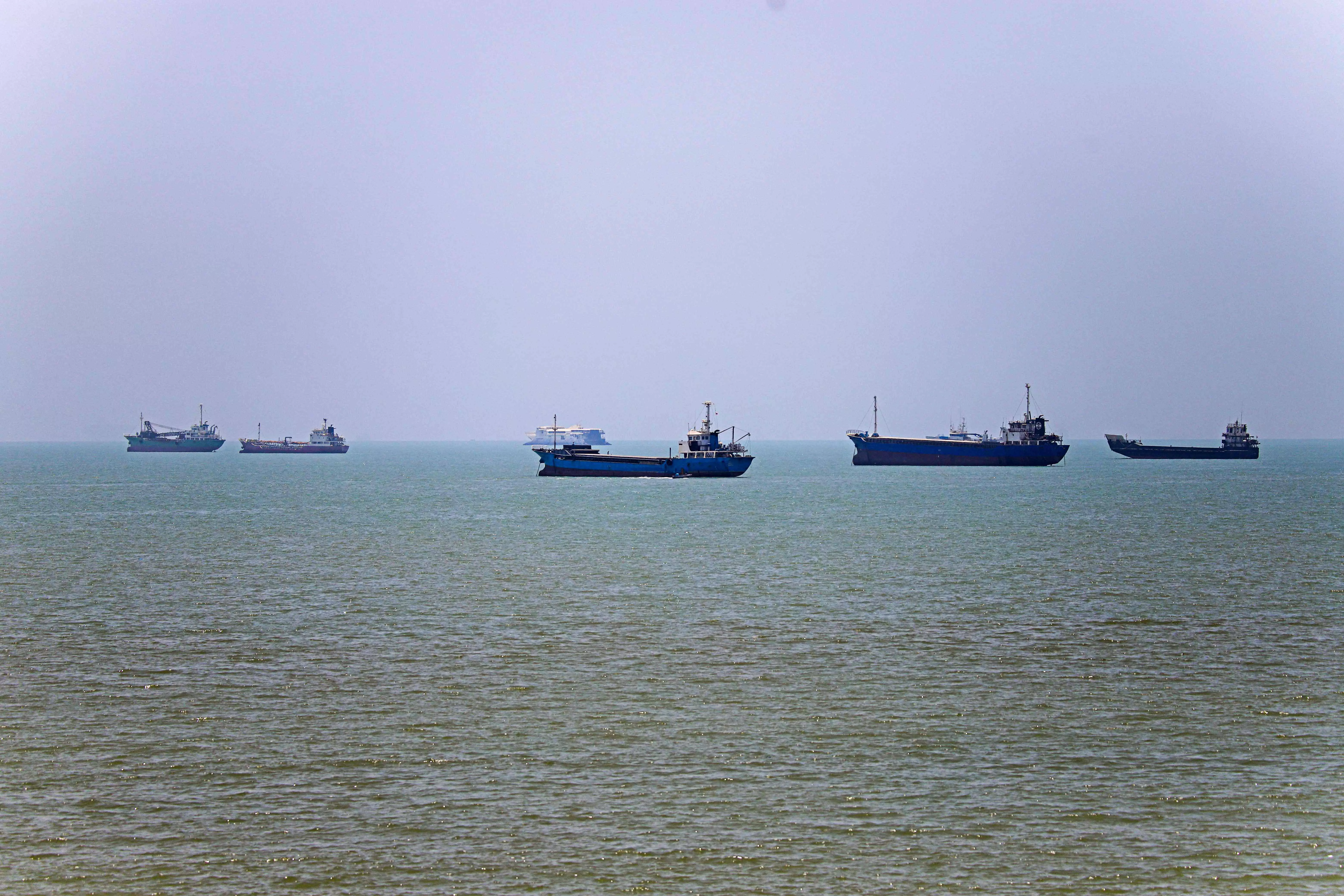 Traffic Rises in Strait of Hormuz, 25 Ships Cross in a Day Traffic Rises in Strait of Hormuz, 25 Ships Cross in a Day