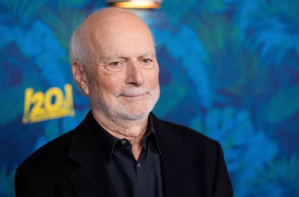 James Burrows, Director of Classic TV Comedies Including ‘Cheers’ and ‘Friends,’ Dies at 85 James Burrows, Director of Classic TV Comedies Including ‘Cheers’ and ‘Friends,’ Dies at 85