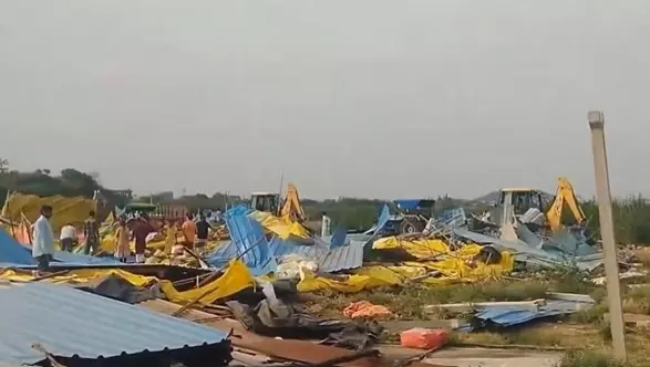 Hanumakonda: Encroachments Removed in Gundlasingaram Amid Protests Hanumakonda: Encroachments Removed in Gundlasingaram Amid Protests