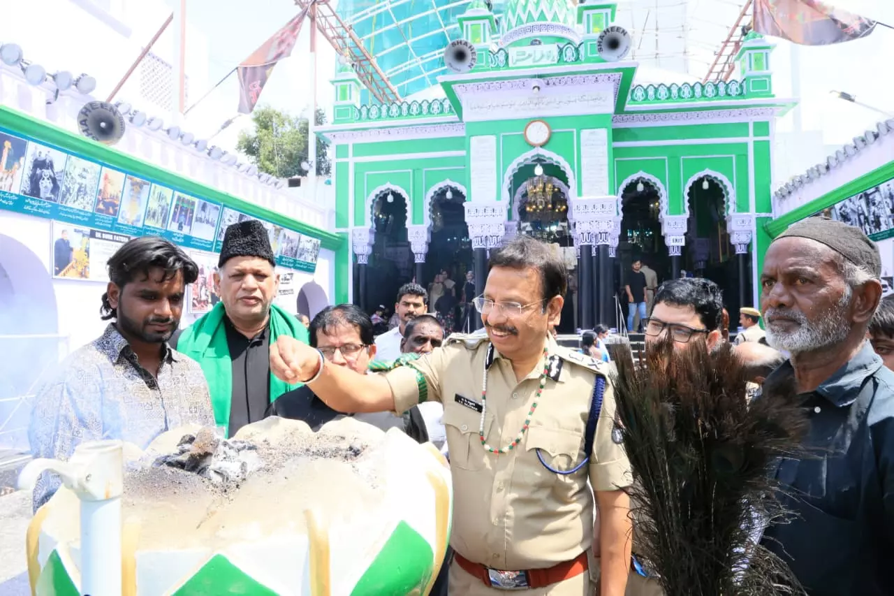 Sajjanar Visits Historic Bibi Ka Alawa at Dabeerpura Sajjanar Visits Historic Bibi Ka Alawa at Dabeerpura