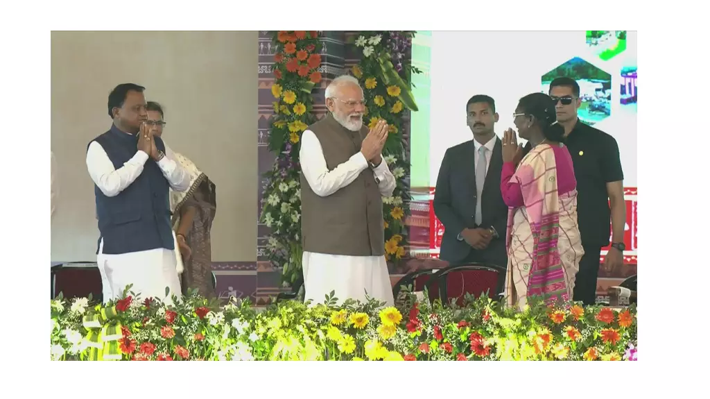 Modi Joins Droupadi Murmus Birthday Celebrations In Odisha Modi Joins Droupadi Murmus Birthday Celebrations In Odisha