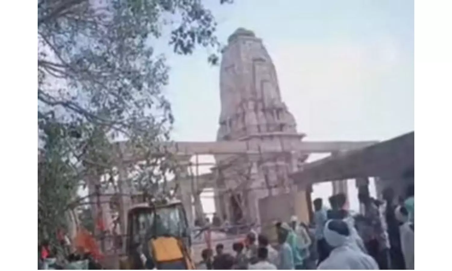 Maharashtra: Temple Slab Collapses in Parbhani, Rescue Efforts On Maharashtra: Temple Slab Collapses in Parbhani, Rescue Efforts On