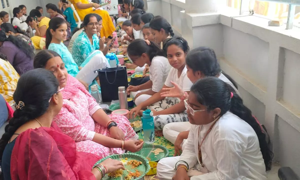RSS-Backed School Conducts “Mathru Hastha Bhojanam” To Revive Family Bond And Curb Commercial Food Culture RSS-Backed School Conducts “Mathru Hastha Bhojanam” To Revive Family Bond And Curb Commercial Food Culture
