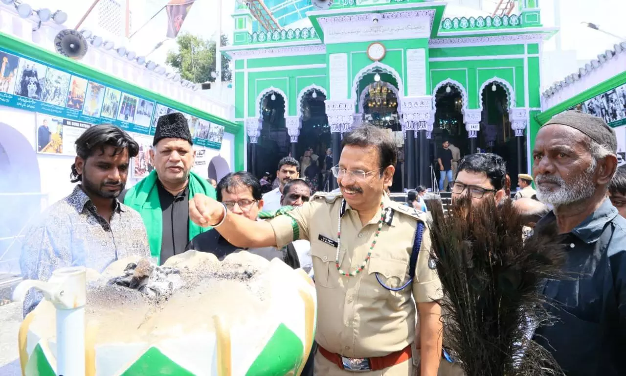 Sajjanar Offers ‘Dhatti’ On The Occasion Of Muharram At ‘Bibi Ka Alawa’ Sajjanar Offers ‘Dhatti’ On The Occasion Of Muharram At ‘Bibi Ka Alawa’