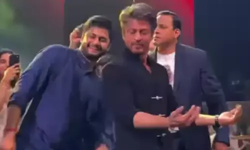 Video: SRK Attends Pre-Wedding Bash of Supriya Sules Daughter Video: SRK Attends Pre-Wedding Bash of Supriya Sules Daughter