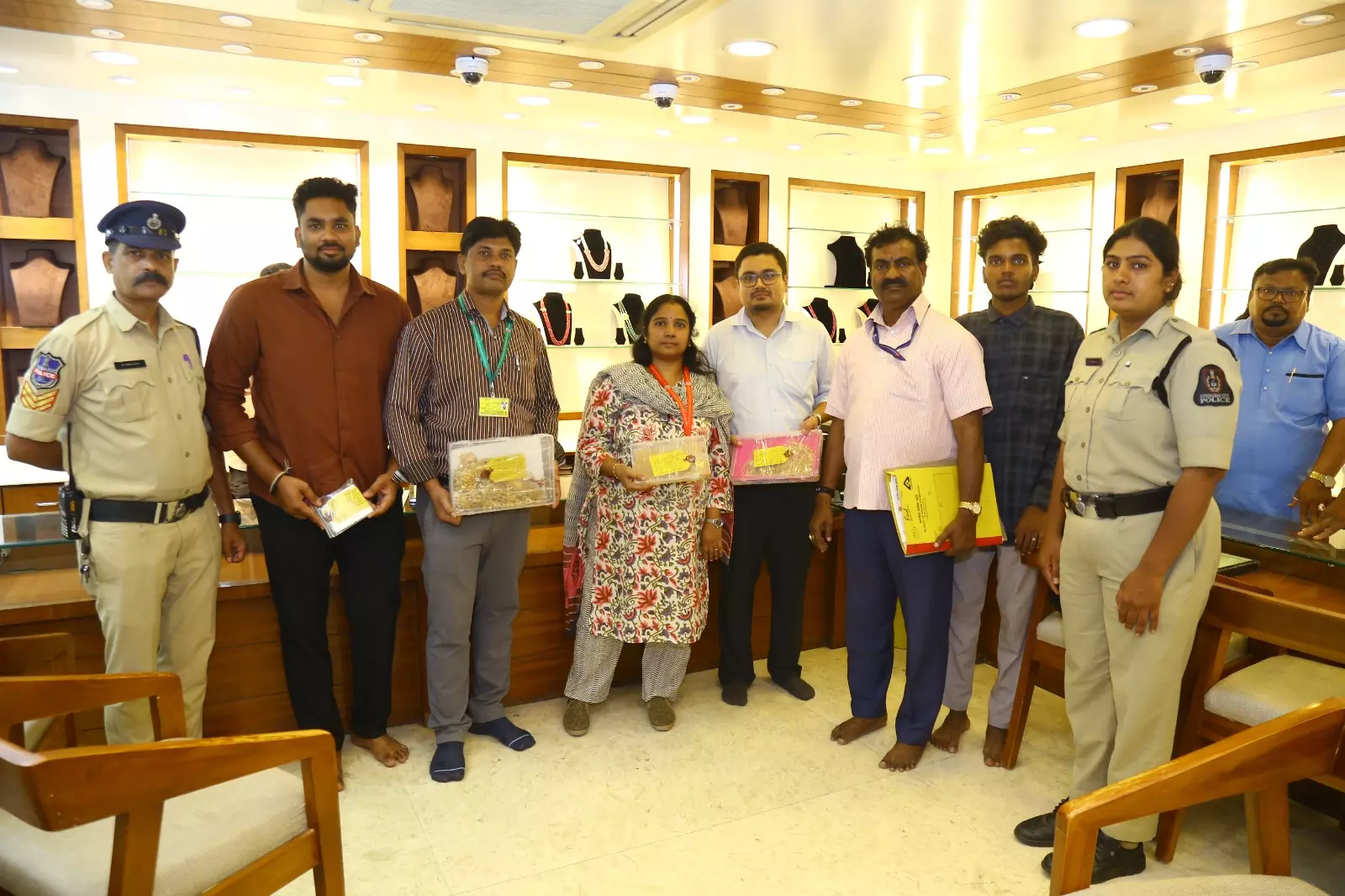 BIS Raids Jewellery Store in Abids for Hallmarking Violations; 1.6 kg of Jewellery Seized BIS Raids Jewellery Store in Abids for Hallmarking Violations; 1.6 kg of Jewellery Seized