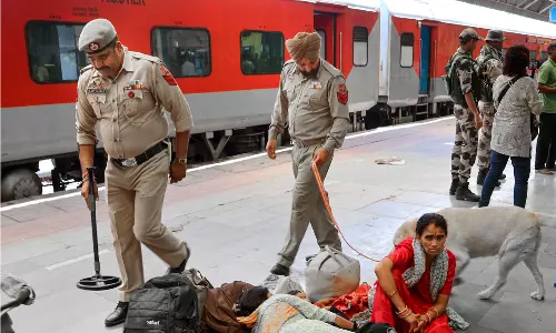 Indian Railways Hikes Penalties: Rs 2K For Smoking, Hawking, Begging On Trains Indian Railways Hikes Penalties: Rs 2K For Smoking, Hawking, Begging On Trains