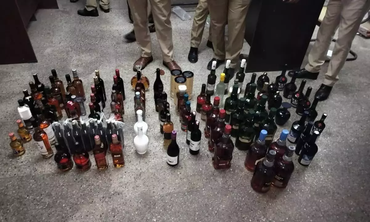 Vijayapura: Police Seize Huge Liquor Consignment, 4 Arrested Vijayapura: Police Seize Huge Liquor Consignment, 4 Arrested