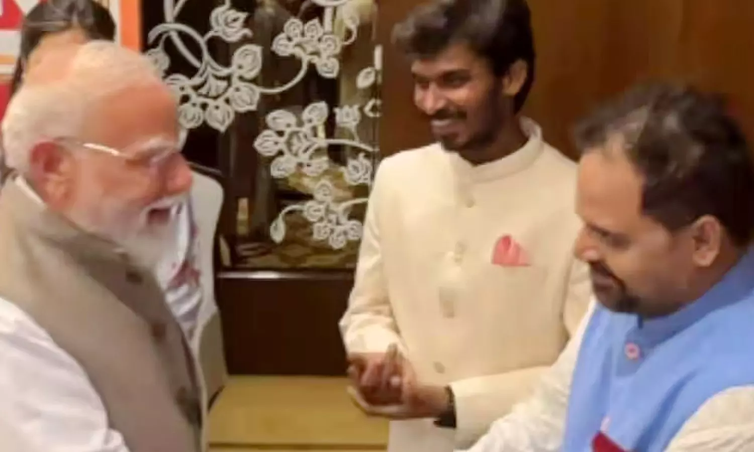 PM Modi and Panchayat Star Ashok Pathak’s Warm Interaction Wins Praise PM Modi and Panchayat Star Ashok Pathak’s Warm Interaction Wins Praise