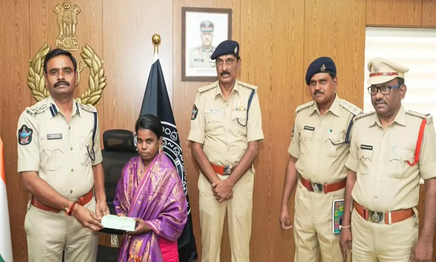 Tirupati: Hotel Cashier Wins Praise After Returning Rs 45 Lakh Worth Gold To Owner Tirupati: Hotel Cashier Wins Praise After Returning Rs 45 Lakh Worth Gold To Owner