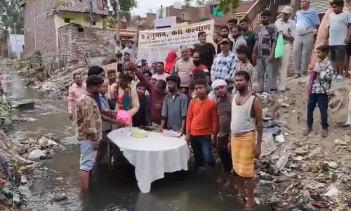 BJP Councillor in Agra Cuts Birthday Cake in Sewage to Protest Civic Neglect