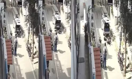School Kids Fall Off Transport Van In Bengaluru School Kids Fall Off Transport Van In Bengaluru