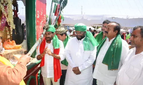 Nellore: Sunday Brings Massive Influx Of Devotees Into Nellore’s Bara Shaheed Dargah Nellore: Sunday Brings Massive Influx Of Devotees Into Nellore’s Bara Shaheed Dargah