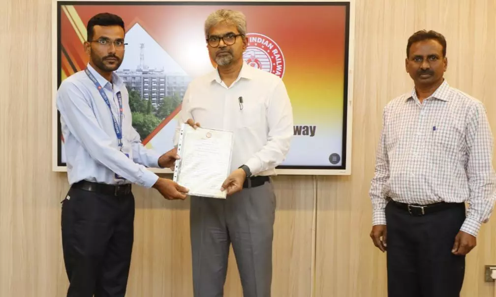Five SCR Staff Honoured for Averting Unsafe Conditions Five SCR Staff Honoured for Averting Unsafe Conditions