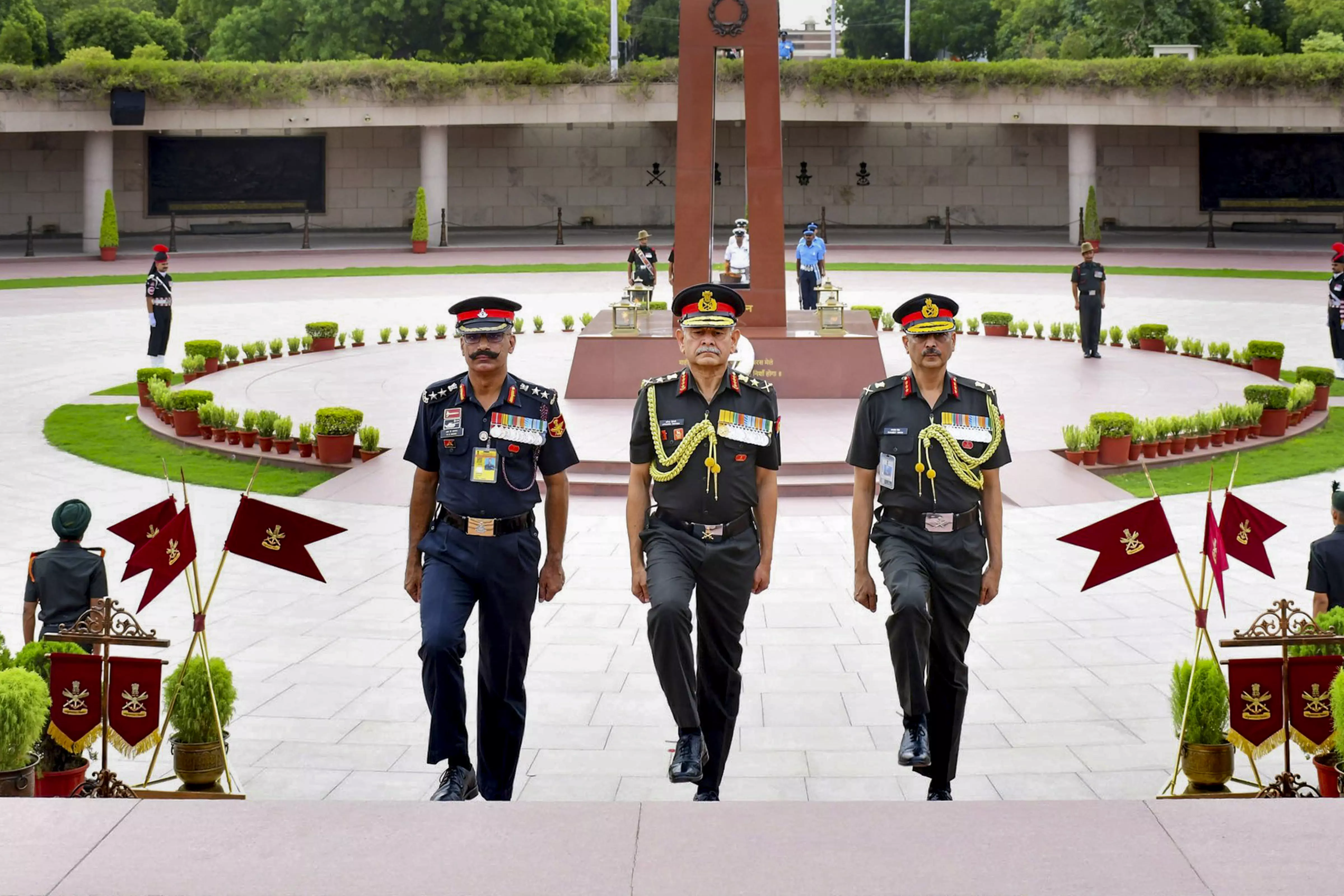 Gen Dwivedi Bids Farewell, Hands Over Army Chiefs Post to Gen Seth Gen Dwivedi Bids Farewell, Hands Over Army Chiefs Post to Gen Seth