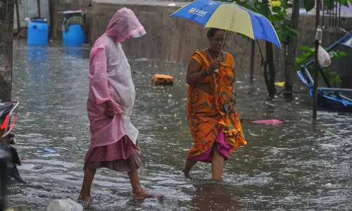 Heavy Rains Disrupt Mumbai Flights, Two Killed in Tree Collapse Incidents Heavy Rains Disrupt Mumbai Flights, Two Killed in Tree Collapse Incidents