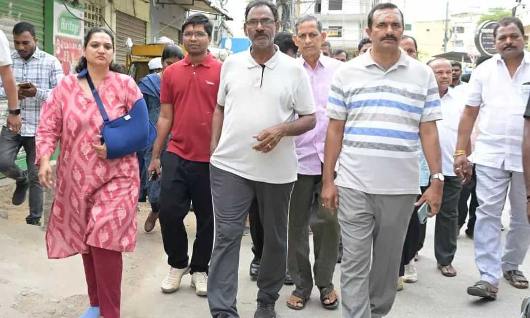 Kukatpally Residents Flag Civic Issues to Cyberabad Municipal Commissioner Kukatpally Residents Flag Civic Issues to Cyberabad Municipal Commissioner