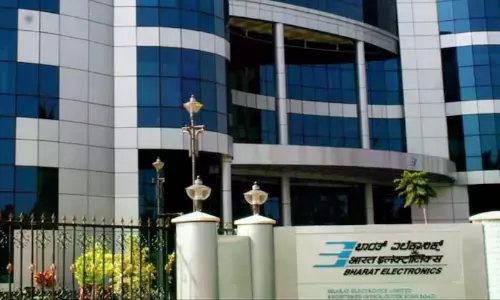 FIR Filed After Pro-Kannada Activists Vandalise Hindi Signboard in Bengaluru FIR Filed After Pro-Kannada Activists Vandalise Hindi Signboard in Bengaluru