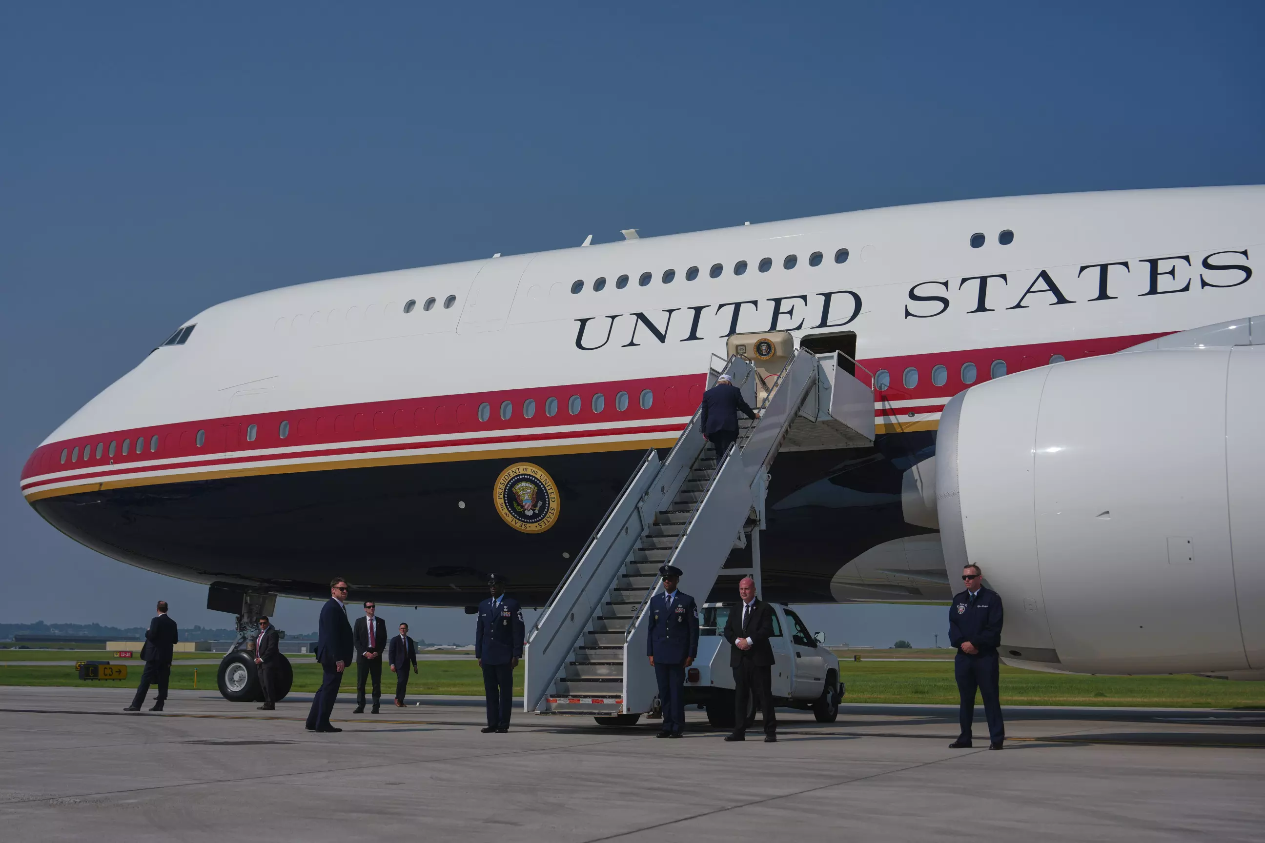 Trump Takes First Flight on Qatar-Gifted Air Force One Trump Takes First Flight on Qatar-Gifted Air Force One
