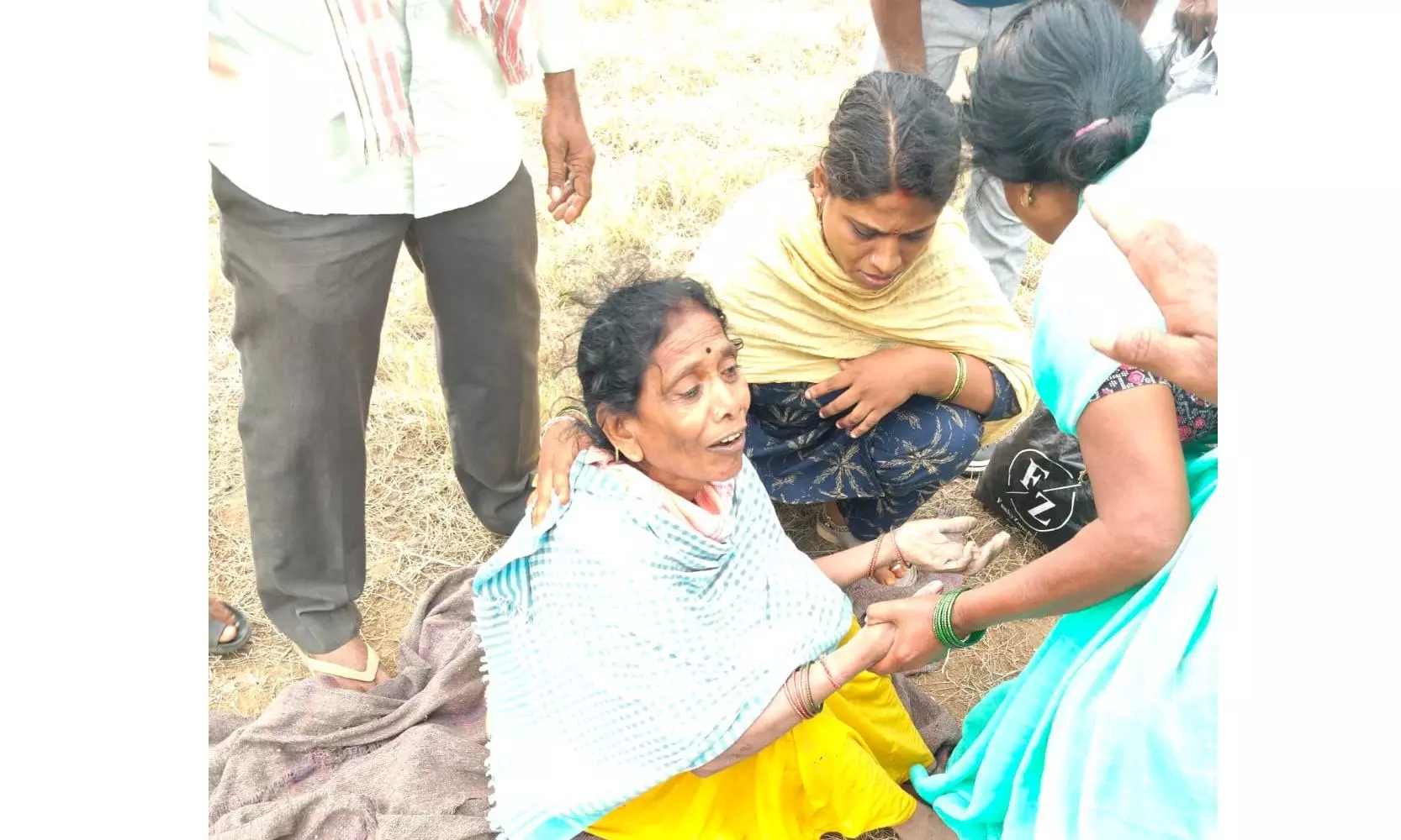 Woman Labourer Robbed of Gold Under Pretext of Work, Pushed Into Well in Karimnagar Woman Labourer Robbed of Gold Under Pretext of Work, Pushed Into Well in Karimnagar