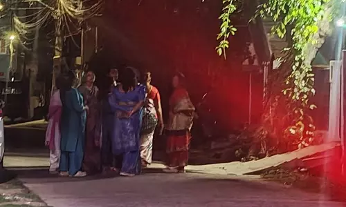JS Veera Mahilas Protest Outside Activists House