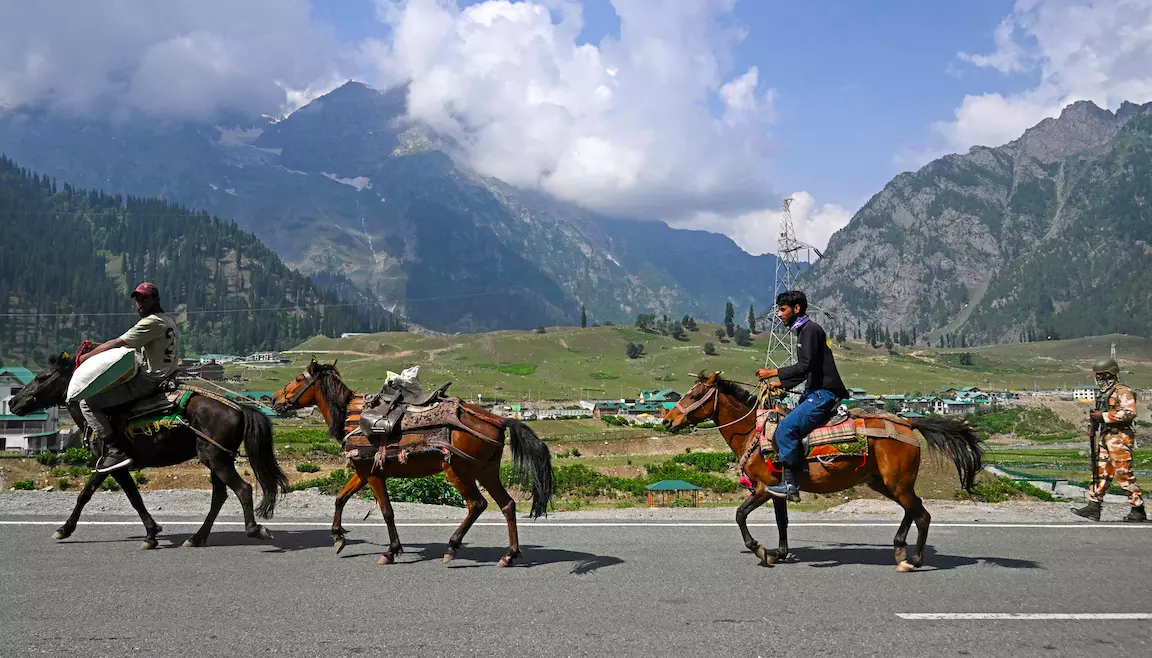 Second Batch of Amarnath Yatra Departs From Jammu; Chanderkote Yatri Niwas Lit Up With Tricolour Second Batch of Amarnath Yatra Departs From Jammu; Chanderkote Yatri Niwas Lit Up With Tricolour