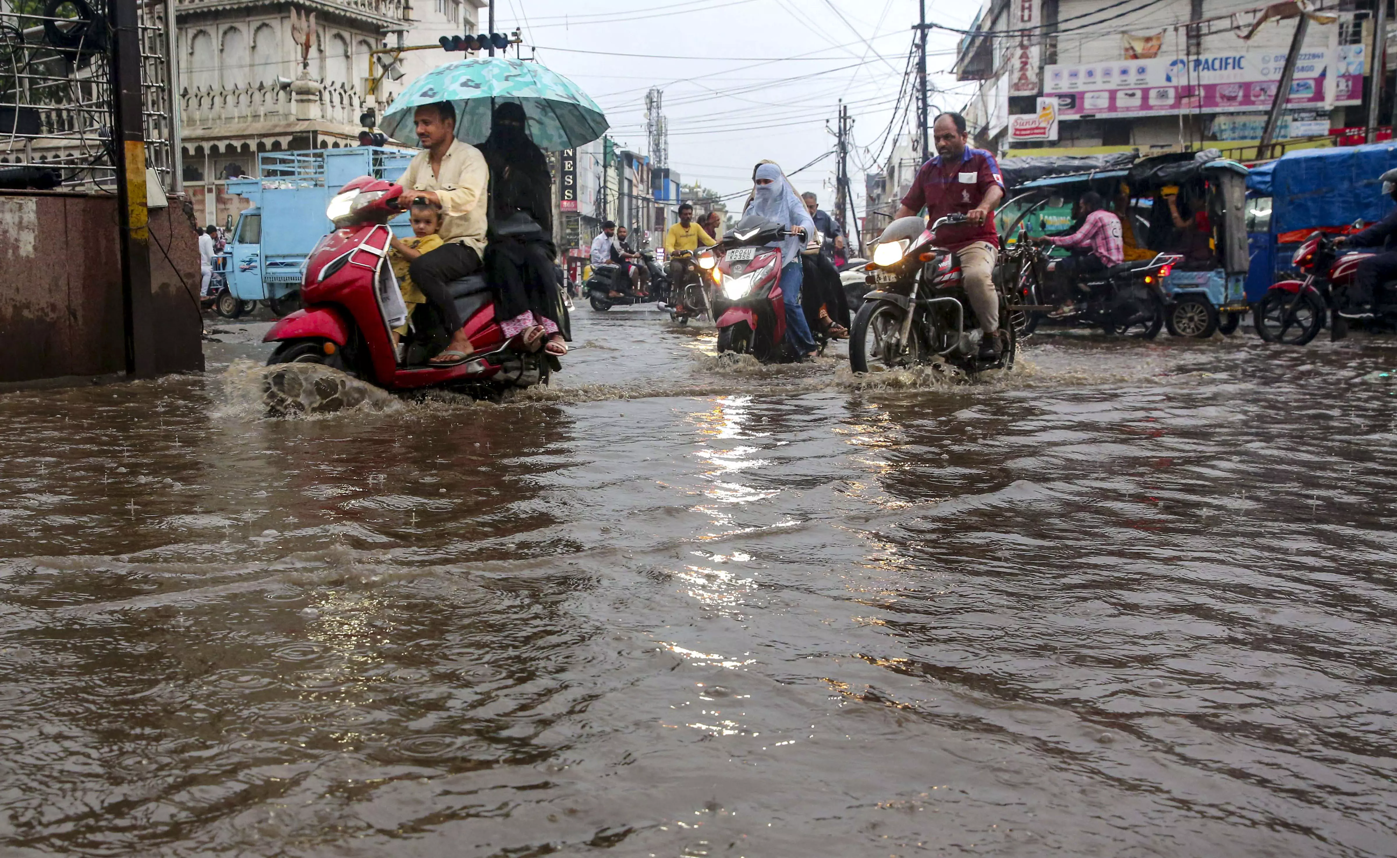 Heavy Monsoon Rains Batter Gujarat, Maharashtra Heavy Monsoon Rains Batter Gujarat, Maharashtra