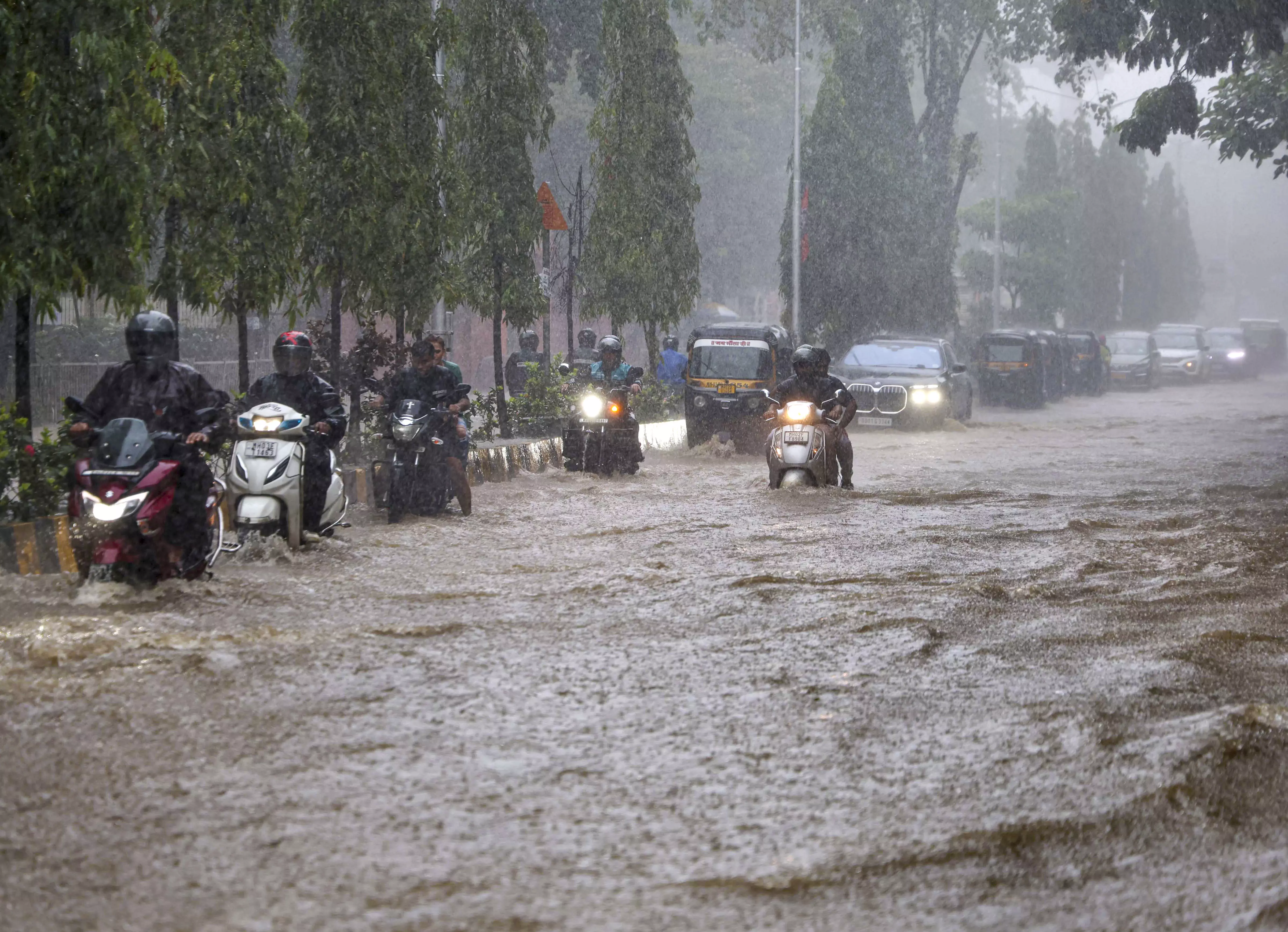 Mumbai Braces for Heavy Rains as IMD Issues Red Alert Mumbai Braces for Heavy Rains as IMD Issues Red Alert
