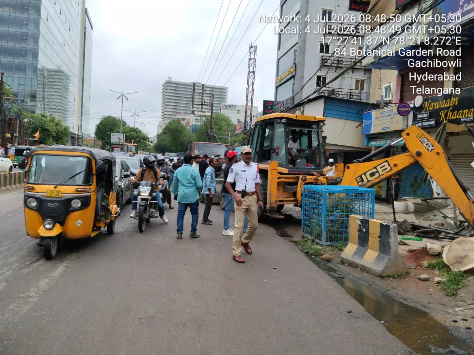 Road Encroachments Cleared in Gachibowli to Ease Traffic Congestion Road Encroachments Cleared in Gachibowli to Ease Traffic Congestion