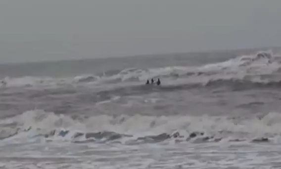 Anakapalli Boat Tragedy: One Fisherman Dies, Three Safe Anakapalli Boat Tragedy: One Fisherman Dies, Three Safe