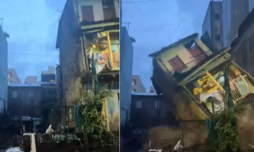 Two-Storey Building Collapses in Pune’s Somwar Peth, No Injuries Reported Two-Storey Building Collapses in Pune’s Somwar Peth, No Injuries Reported
