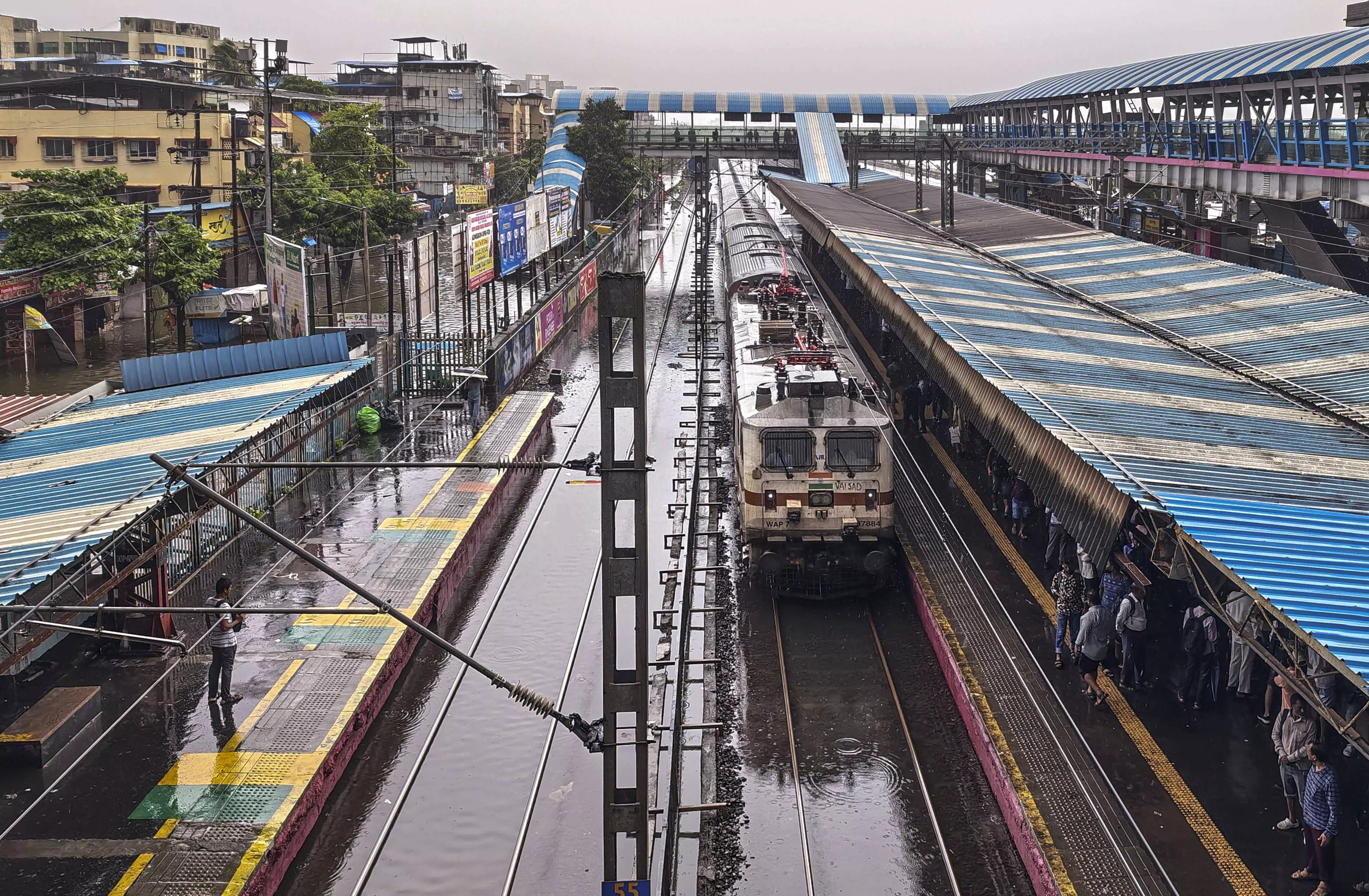 IMD Forecasts Heavy Rain, Strong Winds Over Mumbai IMD Forecasts Heavy Rain, Strong Winds Over Mumbai